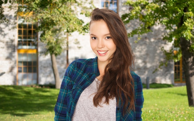 concept d'école, d'éducation, de personnes et d'adolescents - heureuse adolescente souriante sur fond de campus d'été