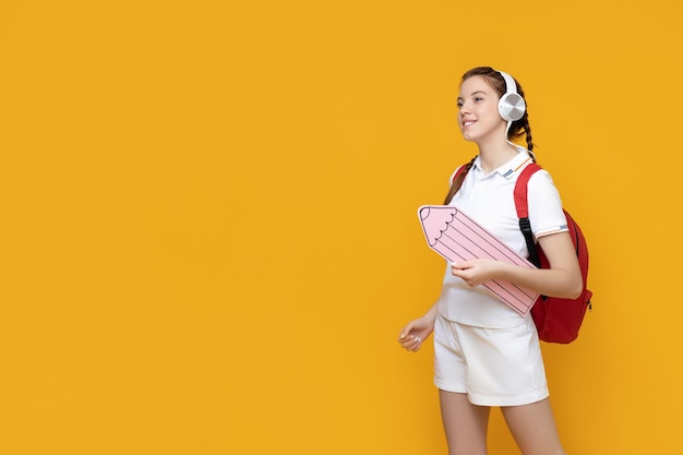 Concept d'école et étude avec jolie fille