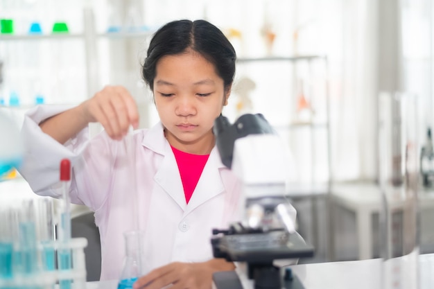 Concept d'école de sciences Étudiant asiatique étudie dans un laboratoire scientifique à l'école Étudiant asiatique en science dans la conception d'école pour l'éducation à l'étude sur le Web ou les médias sociaux