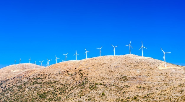 Concept d'écologie Éoliennes dans les montagnes de l'île de Céphalonie Grèce