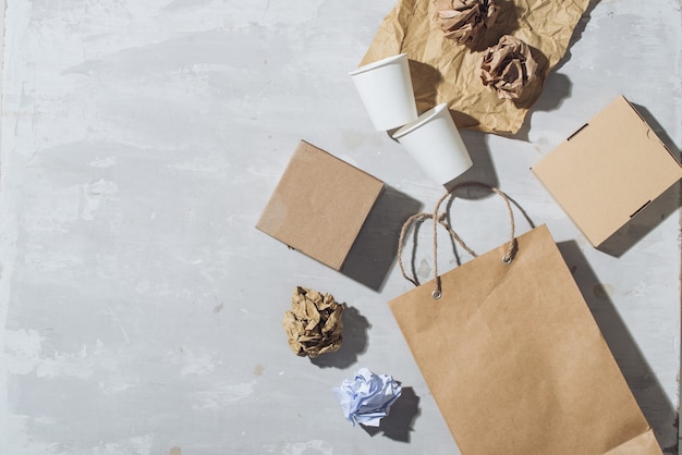 Concept écologique avec symbole de recyclage sur la vue de dessus de fond de table