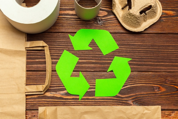 Photo concept écologique avec symbole de recyclage sur la vue de dessus de fond de table