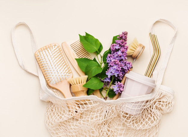 Concept écologique zéro déchet. Fournitures de salle de bain et de cuisine et accessoire réutilisable sans plastique un sac en coton, vue de dessus, sur fond beige tendance, vue de dessus