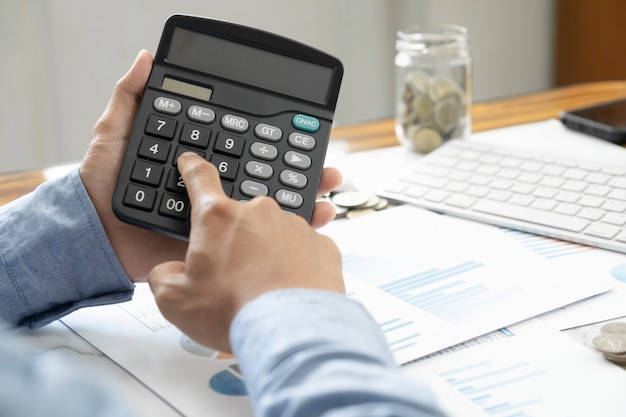 Concept d'économie d'économie de finances. Le comptable ou le banquier calcule la facture de caisse.