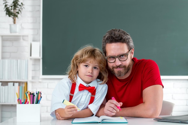 Concept d'éducation et d'apprentissage père et fils faisant leurs devoirs à l'école mignon garçon de l'école primaire