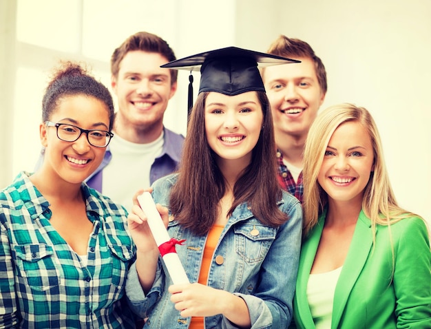 concept d'éducation et de compétition - fille en chapeau de graduation avec certificat et étudiants