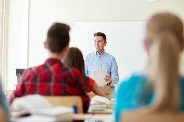 concept d'éducation, d'école, d'apprentissage et de personnes - groupe d'étudiants et d'enseignants avec des tests en classe