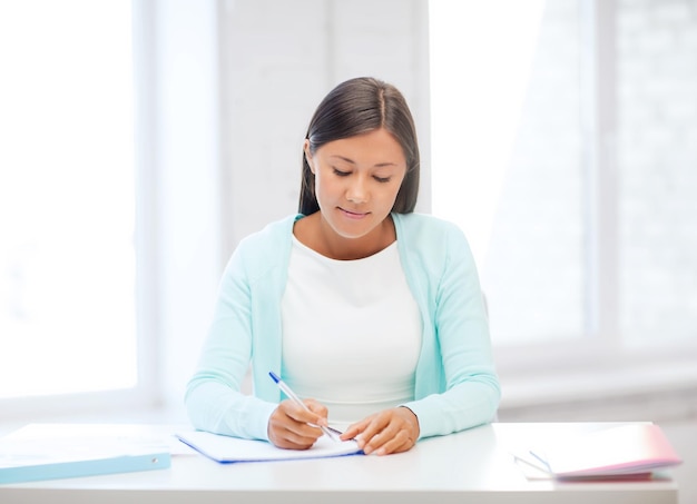 concept d'éducation, d'école et d'entreprise - étudiant international étudiant à l'université