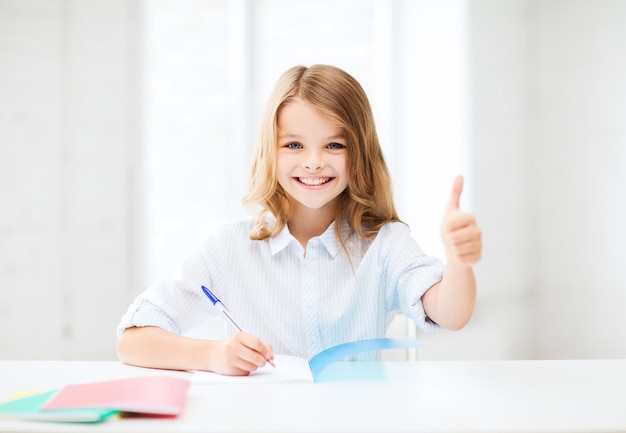 concept d'éducation et d'école - étudiante souriante étudiant à l'école