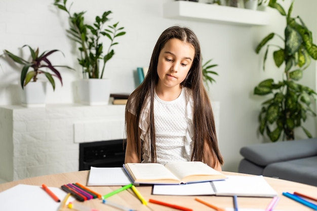 concept d'éducation et d'école - petite étudiante souriante.