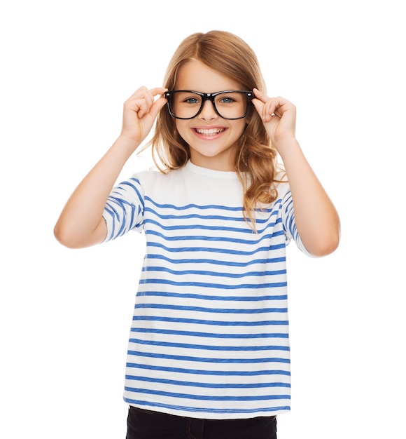 concept d'éducation, d'école et de vision - petite fille mignonne souriante avec des lunettes noires
