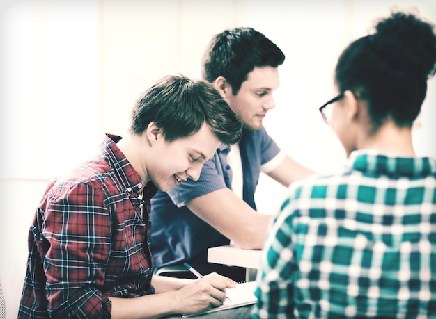 concept d'éducation - étudiant avec ordinateur portable étudiant à l'école