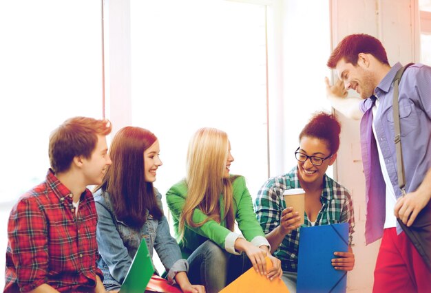 Photo concept d'éducation - étudiants communiquant et riant à l'école