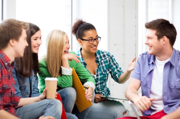 Photo concept d'éducation - étudiants communiquant et riant à l'école