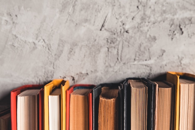 Concept d'éducation et de lecture - groupe de livres colorés sur la table en bois