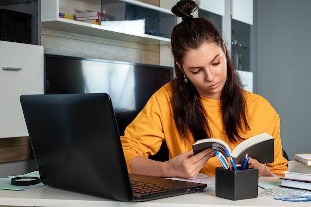 concept d'éducation en ligne, étudier les sciences derrière un ordinateur portable. Technologies modernes.