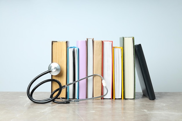 Concept d'éducation médicale et de livres médicaux