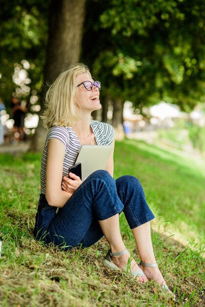 Concept d'éducation moderne Rêveur de jour Jolie femme buvant du café à emporter fille travailler sur ordinateur portable femme moderne avec ordinateur en plein air été en ligne Tableau du matin fille en plein air Détendez-vous dans le parc