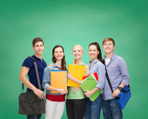 concept d'éducation et de personnes - groupe d'étudiants souriants debout