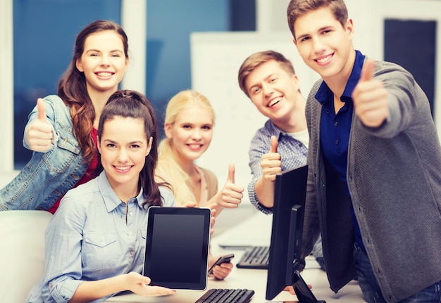 concept d'éducation, de publicité, de technologie et d'Internet - groupe d'étudiants souriants avec écran d'ordinateur et écran de tablette noir vierge