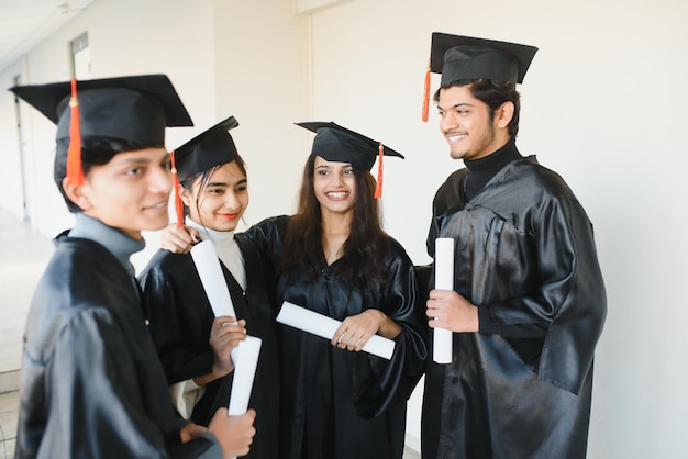 Concept d'éducation, de remise des diplômes et de personnes - groupe d'étudiants indiens heureux