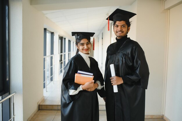 Concept d'éducation, de remise des diplômes et de personnes - groupe d'étudiants internationaux heureux.