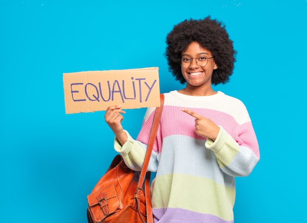 Concept d'égalité de jeune femme assez afro