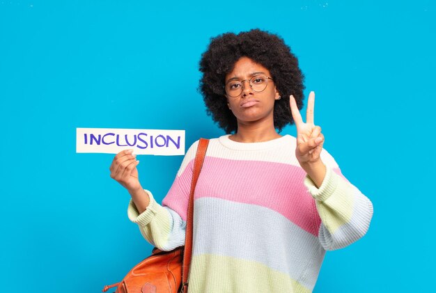 Photo concept d'égalité de jeune femme assez afro