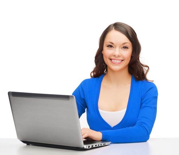 concept électronique et gadget - femme souriante en vêtements bleus avec ordinateur portable