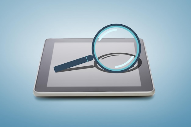 Photo concept d'électronique, de technologie, de recherche et d'information - ordinateur tablette pc avec icône en forme de loupe sur écran et fond bleu