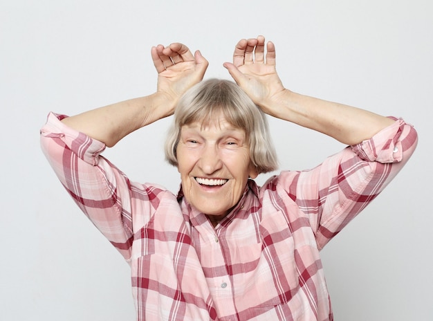 Concept d'émotion et de personnes de style de vie Grand-mère âgée avec le visage choqué Portrait de grand-mère avec chemise rose