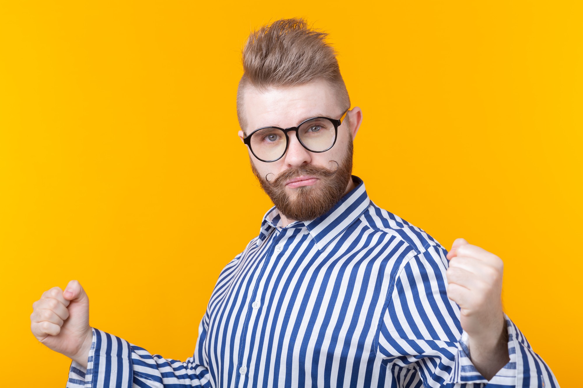 Concept D'émotion, De Succès, De Geste Et De Personnes - Jeune Homme à Lunettes Célébrant La Victoire Sur Le Jaune