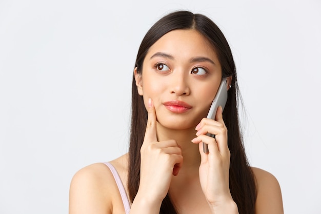 Concept d'émotions beauté, mode et personnes. Gros plan, portrait, de, jolie femme asiatique, avoir téléphone