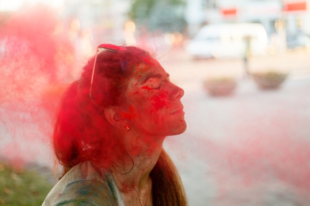 Concept d'émotions, de personnes, de beauté, de mode et de style de vie - Portrait d'une belle fille pleine de poudre colorée sur tout le corps