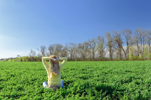 Concept d'émotions et de sentiments. Femme heureuse sur l'herbe verte dans le pré