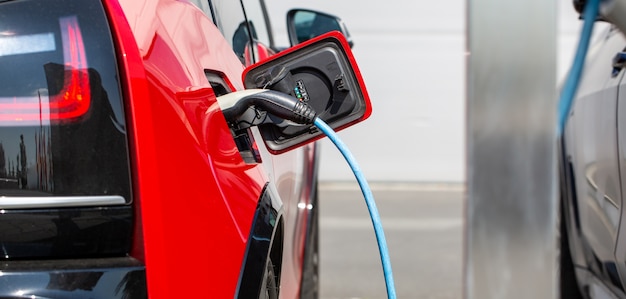 Concept d'énergie alternative écologique, recharge automatique de voiture électrique à la station de charge, véhicules à énergie
