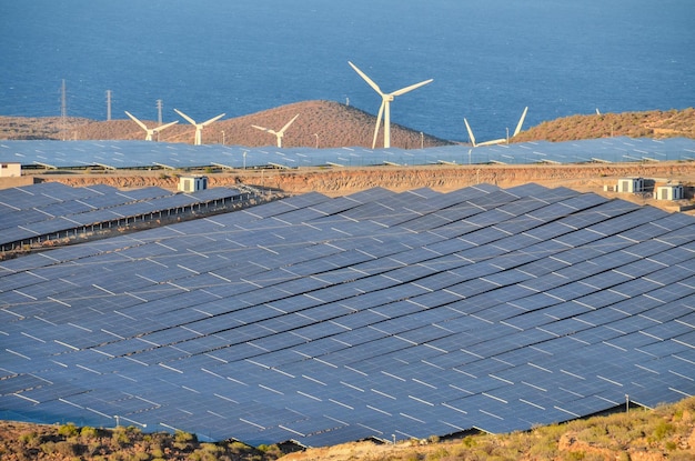 Concept d'énergie renouvelable Champ de panneaux solaires au coucher du soleil