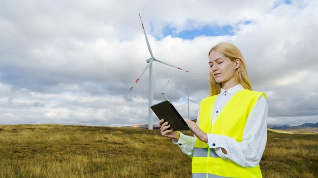 Le concept d'énergie verte Générateur éolien Génération d'électricité Une ingénieure avec un piston Photo panoramique