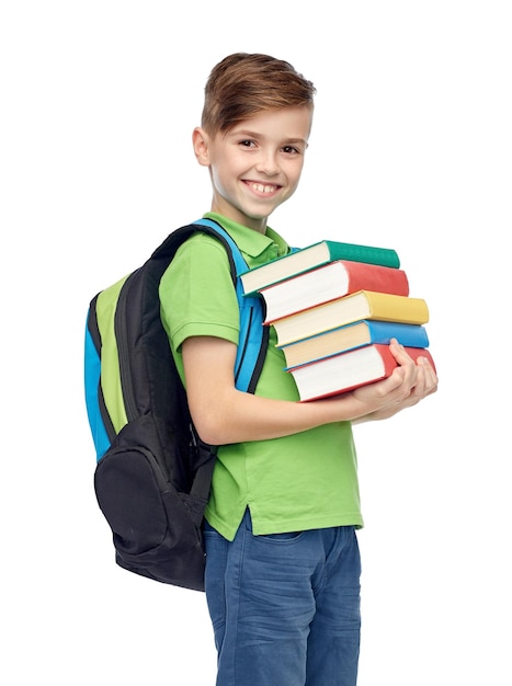 Photo concept d'enfance, d'école, d'éducation et de personnes - heureux garçon étudiant souriant avec sac d'école et livres