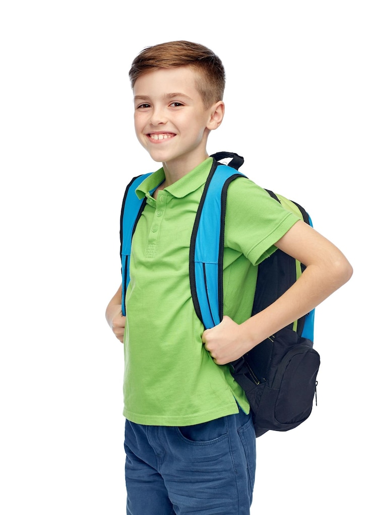 Photo concept d'enfance, d'école, d'éducation et de personnes - heureux garçon étudiant souriant avec sac d'école