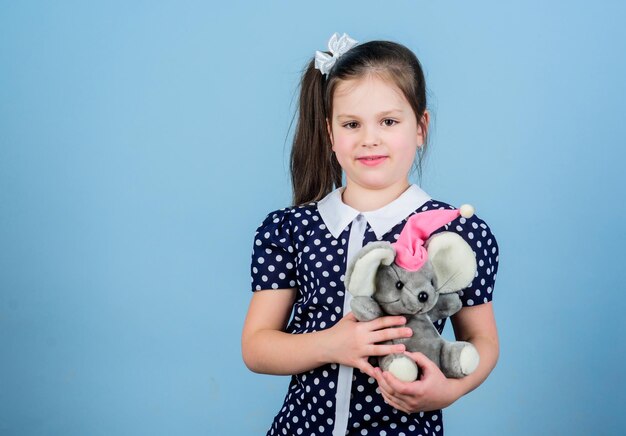 Concept d'enfance Jolie petite fille avec son jouet préféré Jardin d'enfants et jeux éducatifs Baby-sitter amicale Enfant jolie fille jouer avec une souris en peluche Enfance heureuse Garde d'enfants Enfance douce