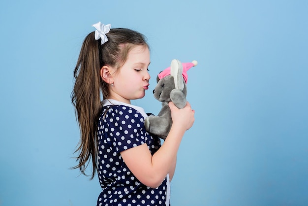 Concept de l'enfance Jolie petite fille avec son jouet préféré Jardin d'enfants et jeux éducatifs Répandre l'amour Enfant jolie fille jouer avec une souris en peluche Enfance heureuse Garde d'enfants Enfance douce