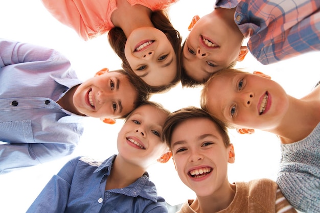 concept d'enfance, de mode, d'amitié et de personnes - visages d'enfants souriants heureux