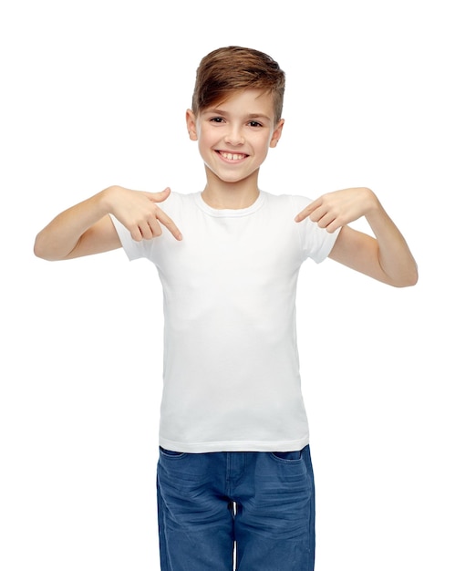 concept d'enfance, de mode, de publicité et de personnes - garçon heureux en t-shirt blanc et jeans pointant le doigt vers lui-même