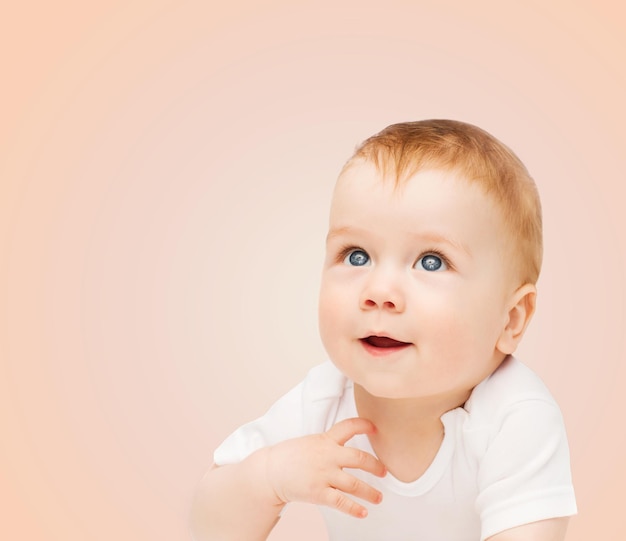concept d'enfant et de bonheur - bébé souriant