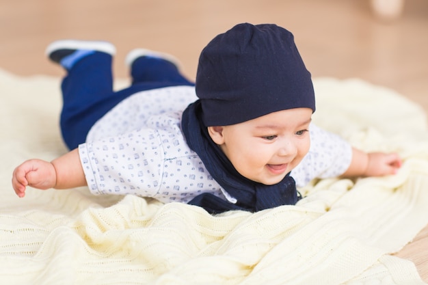 Concept d'enfant, d'enfance et de nourrisson - gros plan d'un petit garçon heureux à la maison.