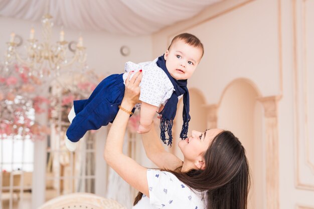 Concept d'enfant, d'enfance et de nourrisson - Petit garçon mignon avec la mère à la maison