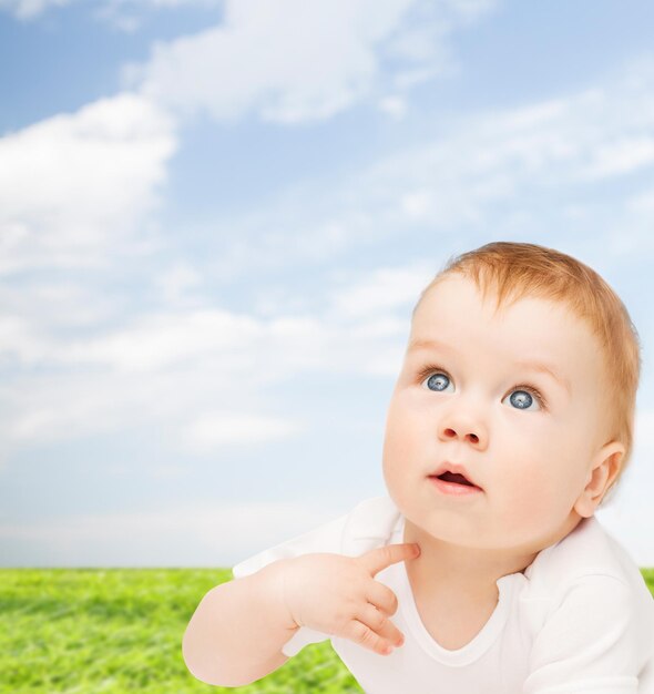 concept d'enfant et d'enfant en bas âge - bébé curieux regardant