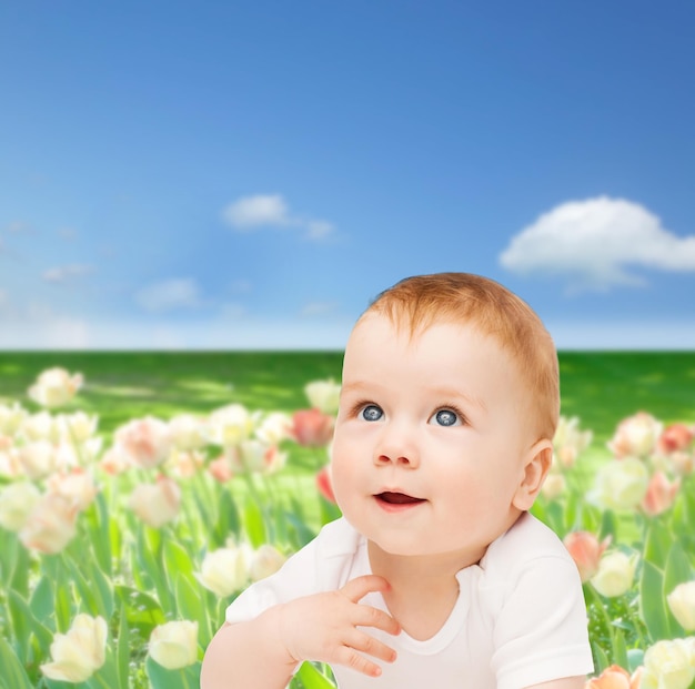 concept d'enfant et d'enfant en bas âge - bébé souriant levant les yeux