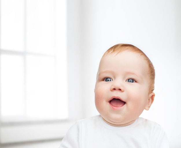 concept d'enfant et d'enfant en bas âge - petit bébé souriant